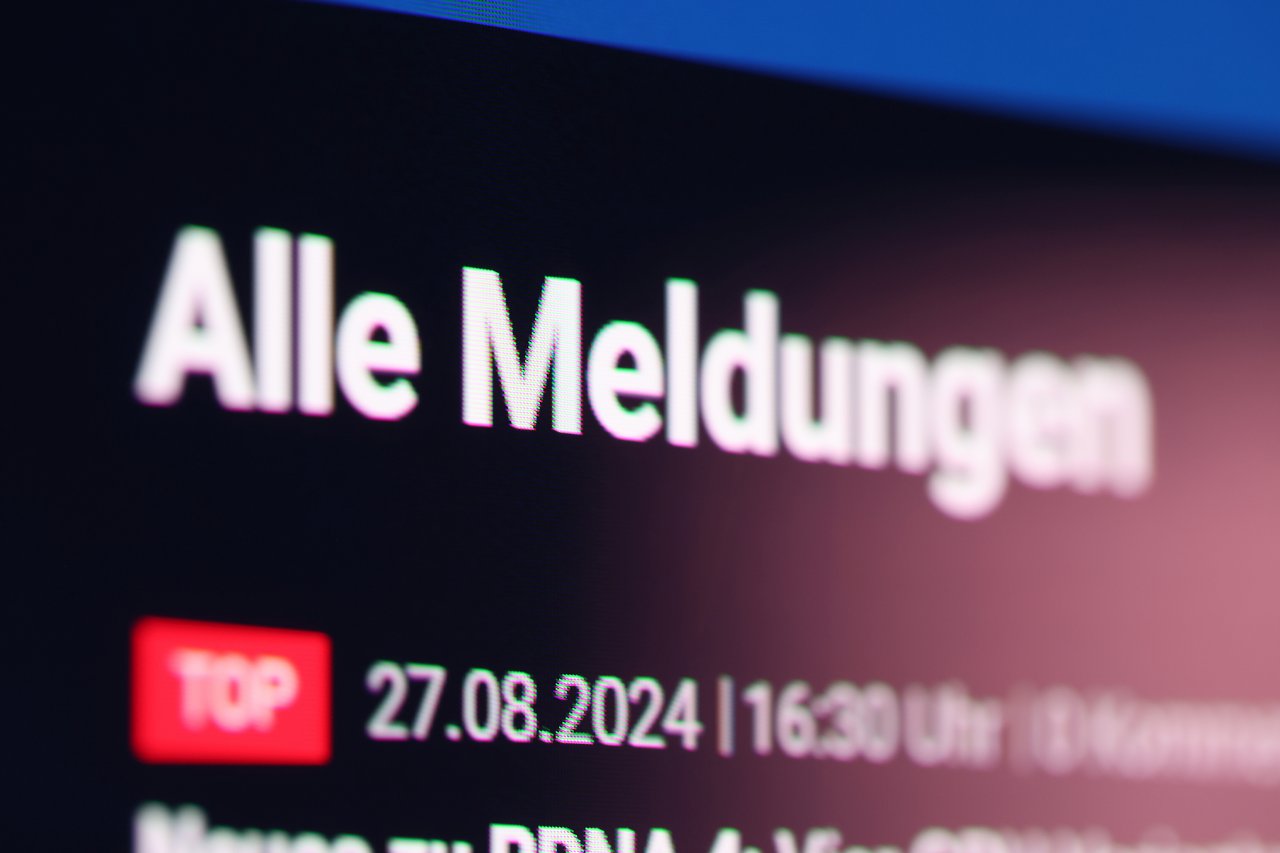 Corsair 34WQHD240-C QD-OLED im Test: Hier sehen Sie die im Fließtext bemängelte Subpixel-Abweichung. Insbesondere am oberen und unteren Rand des Textes stören cyan- und magentafarbige "Ränder" das ansonsten fabelhafte Bild.