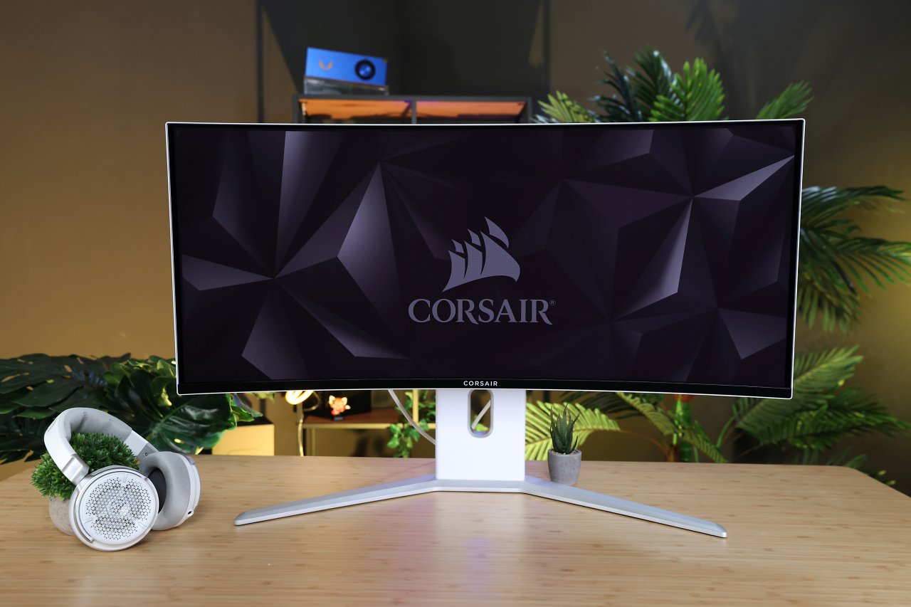 [28/08/2024] Das Design des Corsair Xeneon 34WQHD240-C QD-OLED ist angenehm aufgeräumt und zurückhaltend. Der ausladende, stabilen Halt gewährleistende Standfuß ist aus Aluminium gefertigt. Viele Zierelemente, darunter Hersteller-Logo sowie die Lüftungsgitter an der Rückseite, sind dagegen aus Kunststoff gefertigt. In gewissem Rahmen verständlich, doch angesichts der ansonsten sehr stylishen Präsentation schade.