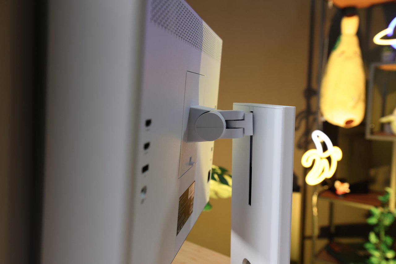 Der Monitor lässt sich in der Höhe um 10 cm verstellen.