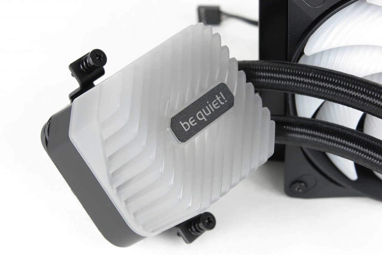 [30/08/2024] Die Pumpe der Light Loop ist in den CPU-Wasserblock gewandert. Die transparente Abdeckung wird mittels ARGB-LEDs beleuchtet.