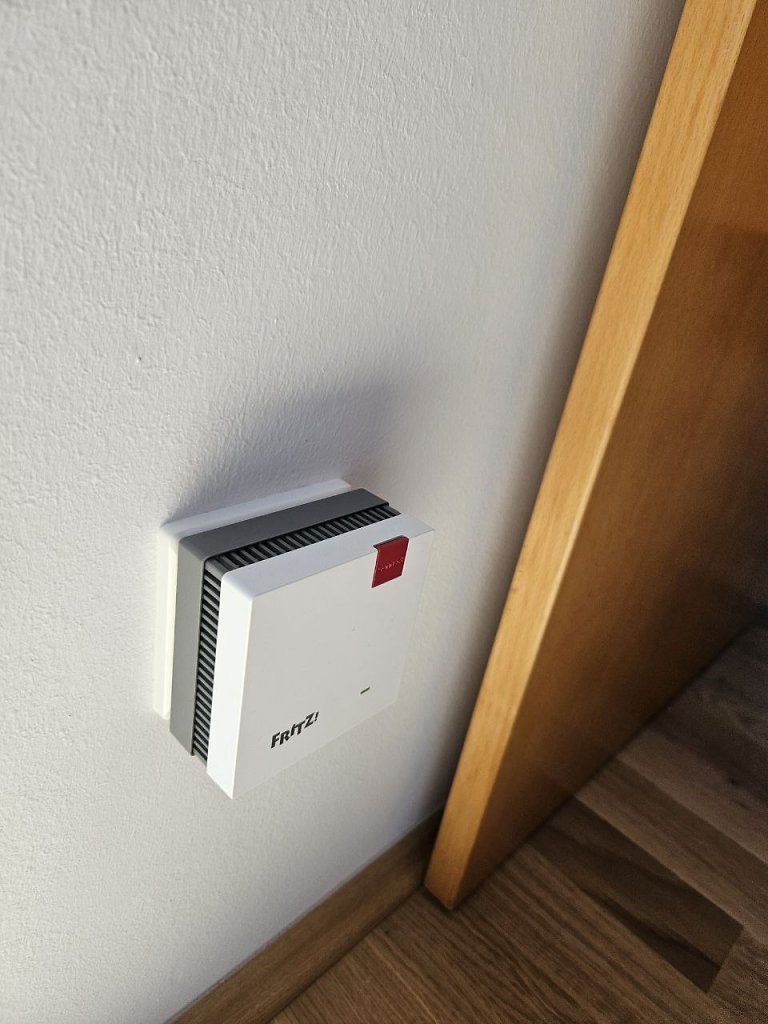 [10/09/2024] Der AVM FritzRepeater 1200AX ist kaum größer als eine herkömmliche Steckdose.