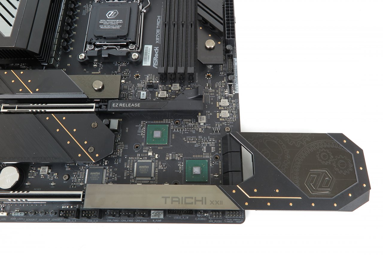 [27/09/2024] Zwei Chips, keine von beiden neu: Der X870E-Chipsatz ist mit dem X670E identisch (sieh folgende Detailaufnahmen in der Bildergalerie).