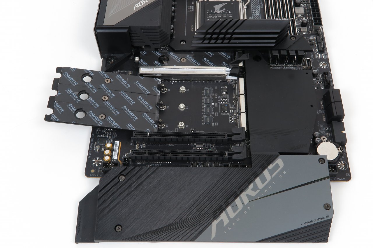 [27/09/2024] 5.0-Lane-Sharing mit der Grafikkarte gibt es auch schon bei Gigabyte B650E Aorus Master. Dort aber nicht statt, sondern zusätzlich zu zwei nativen, exklusiven 5.0-M.2-Steckplätzen von der Grafikkarte. Und zwei Erweiterungs-Slots für USB4-Nachrüstung sind auch 