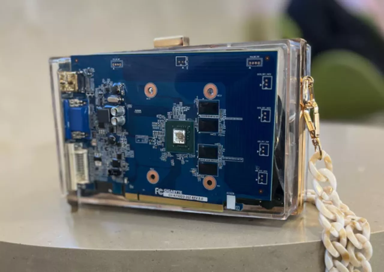 [09/09/2024] WTF: Uralt-Grafikkarte Geforce GT 730 wird als Luxustasche für 1.024 US-Dollar verkauft (3)