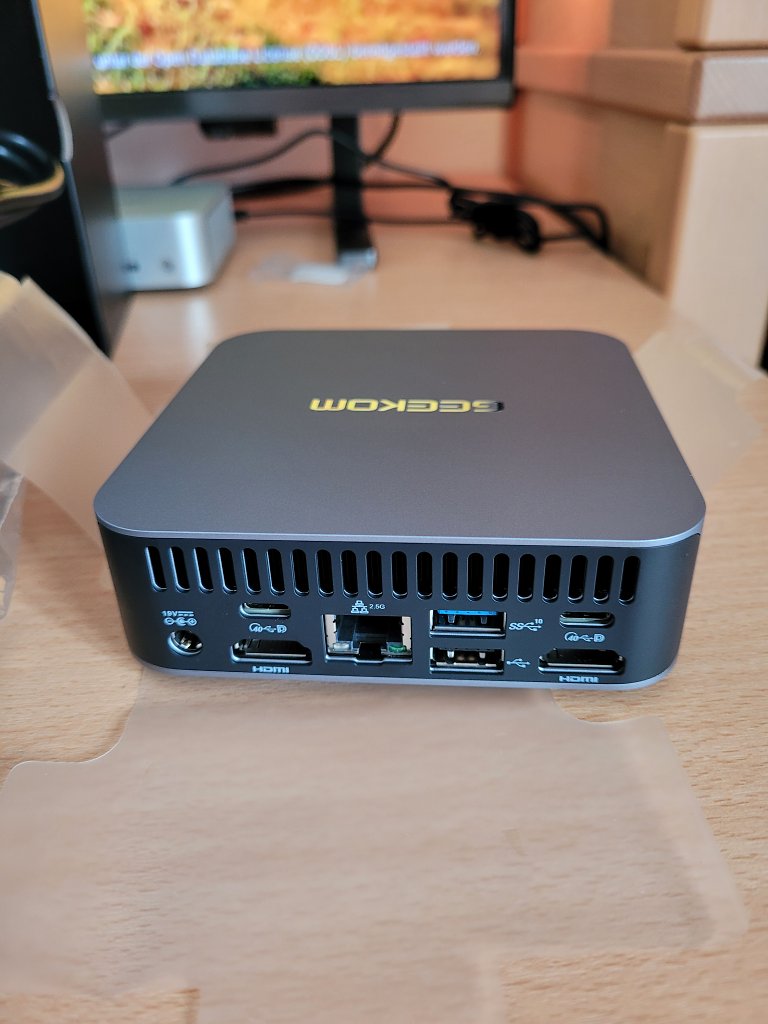 [02/10/2024] Anschlüsse hinten am Geekom GT13 Pro, inkl. 2x USB4 und 2,5-Gbit-LAN.