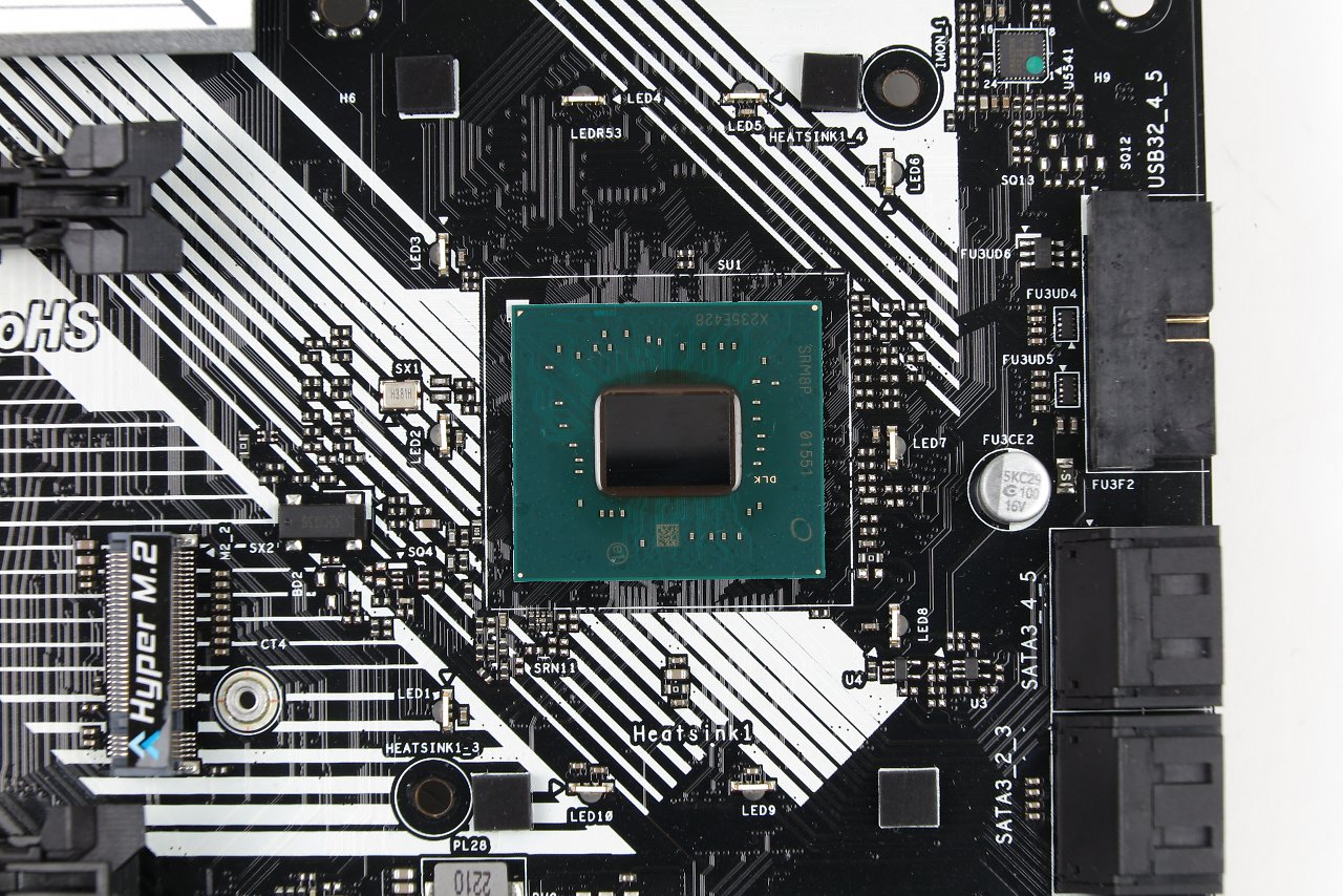 Z790, hier auf einem Asrock Z790 Pro RS D4. Wer genau hinsieht, dem fallen die leicht anders angeordneten SMD-Bauteile auf dem insgesamt etwas höheren Package auf.