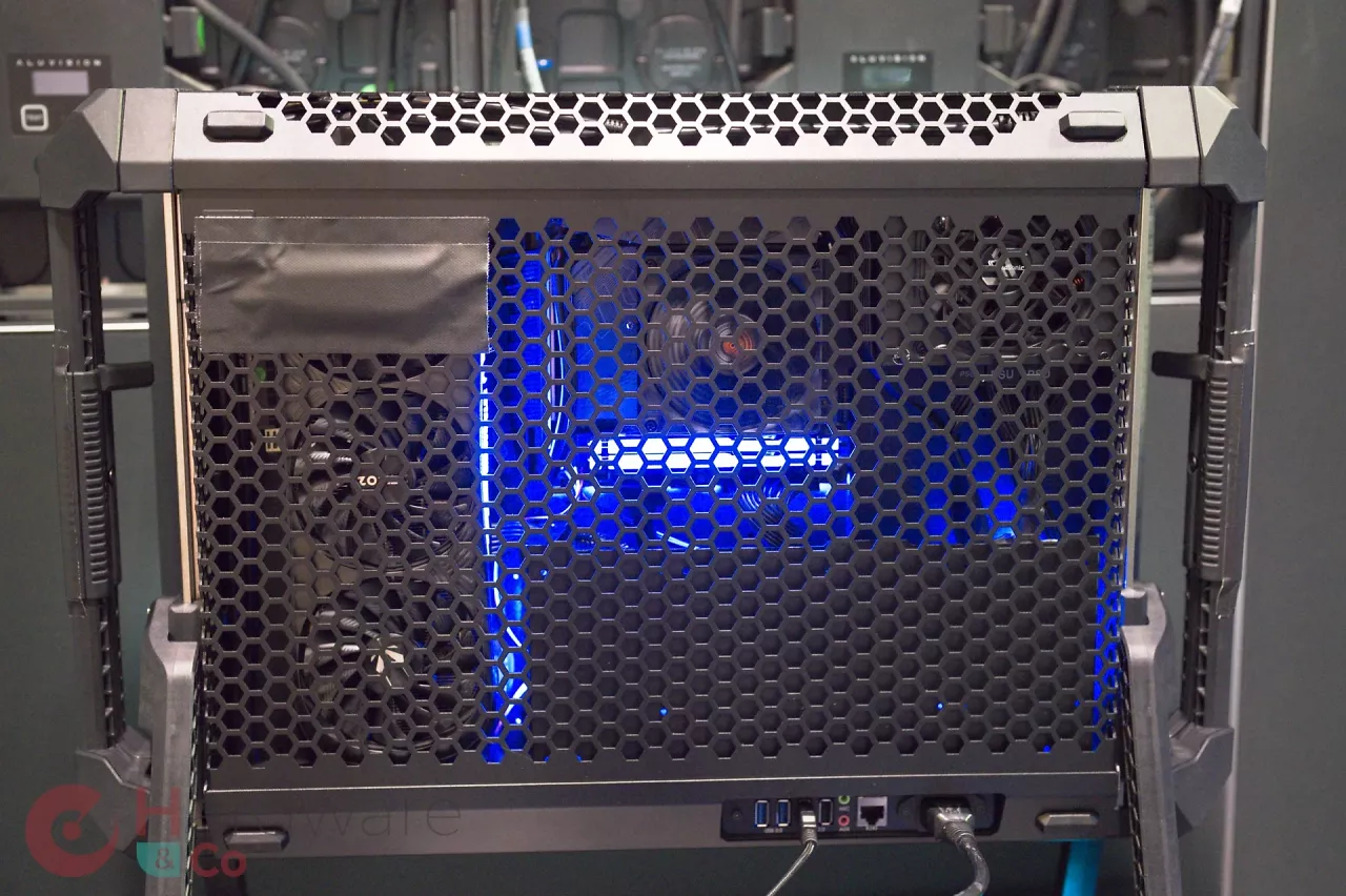 [25/10/2024] Gaming-PC im Bildschirm: Erazer zeigt neuen Prototyp mit Geforce RTX 4070 Ti