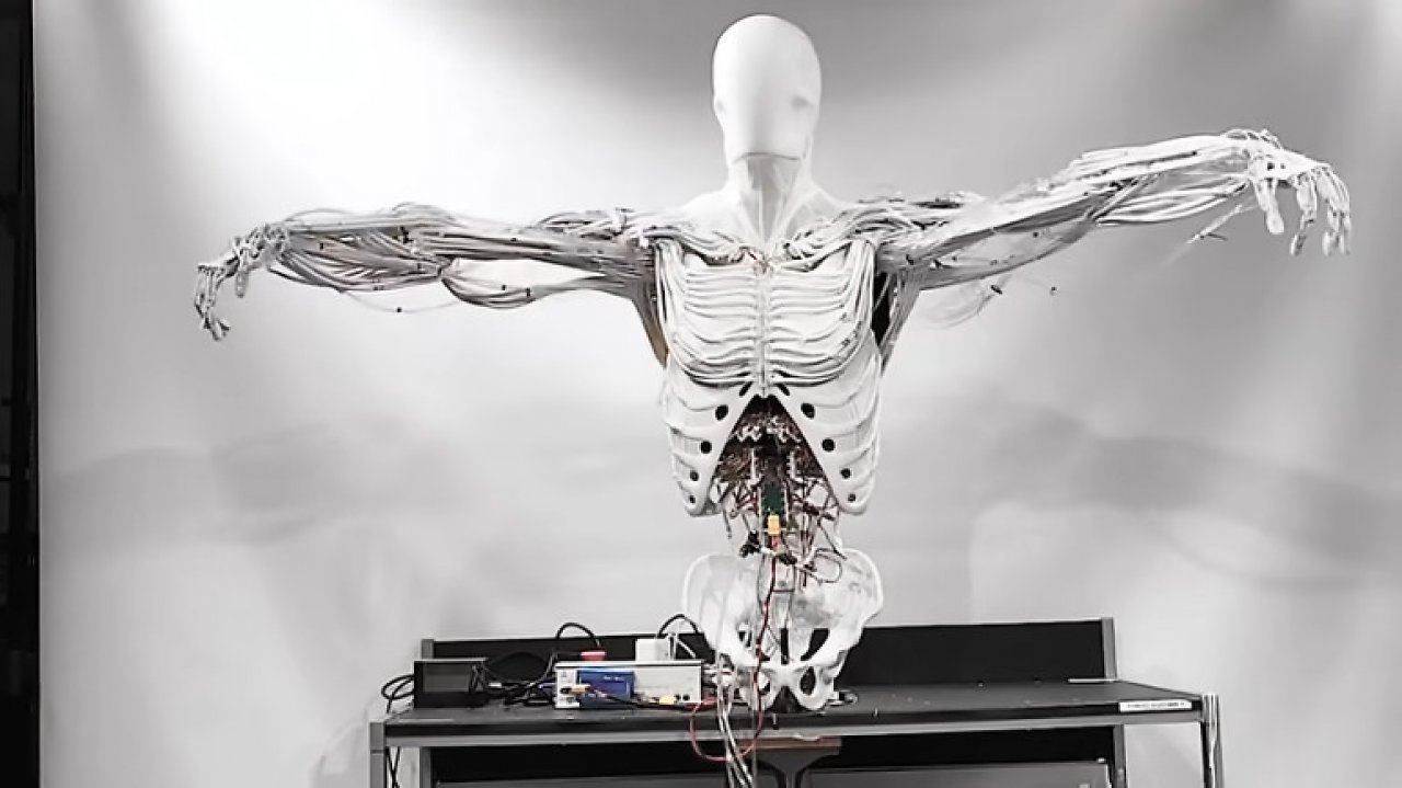 [19/11/2024] Er ist schon etwas gruselig: Ein geisterhaft wirkender humanoider Roboter mit wasserbetriebenen Muskeln wurde enthüllt.&nbsp;