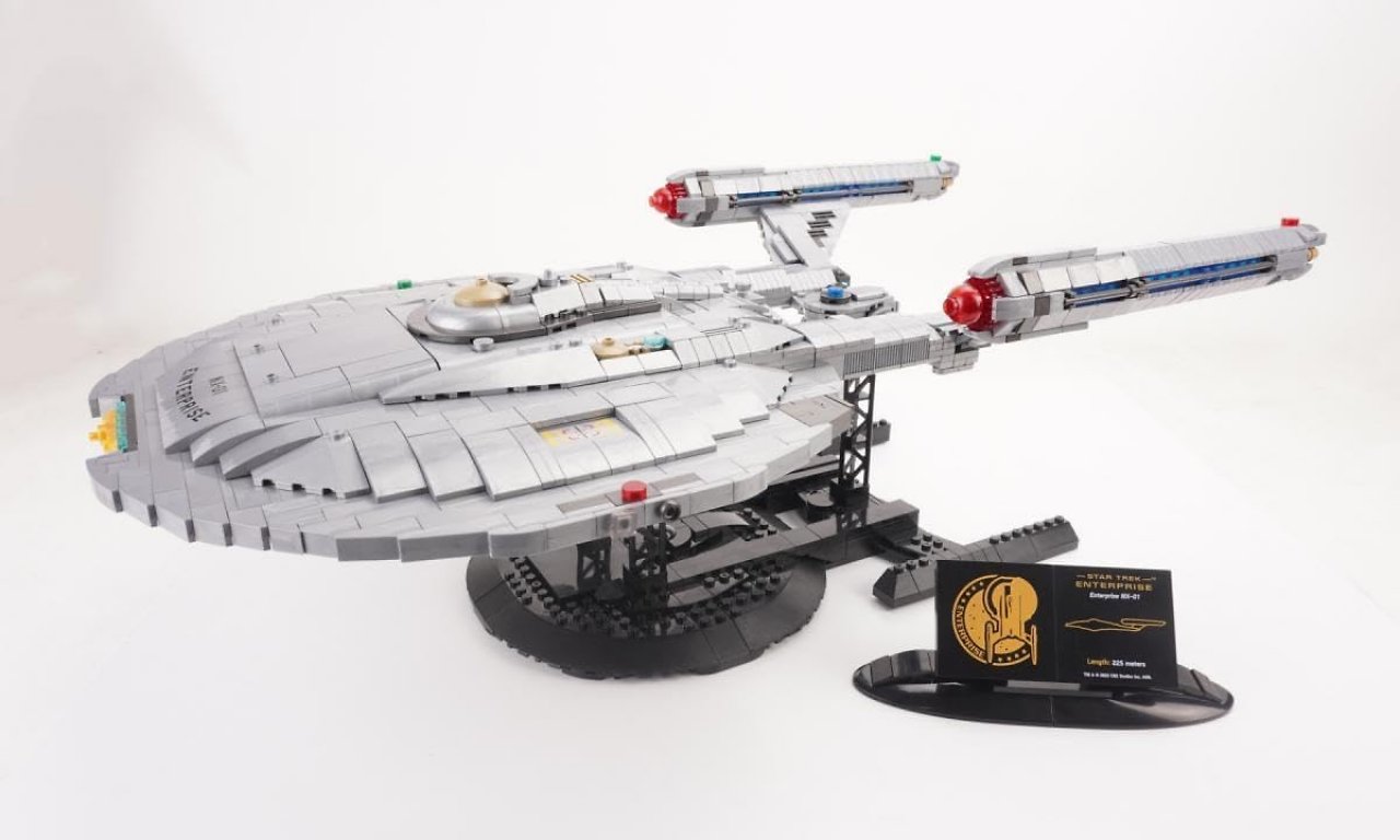 Die Enterprise NX-01 sollte nach Meinung vieler aussehen wie eine umgedrehte Akira-Klasse. Dabei wirken Hülle und Gondeln altmodischer.