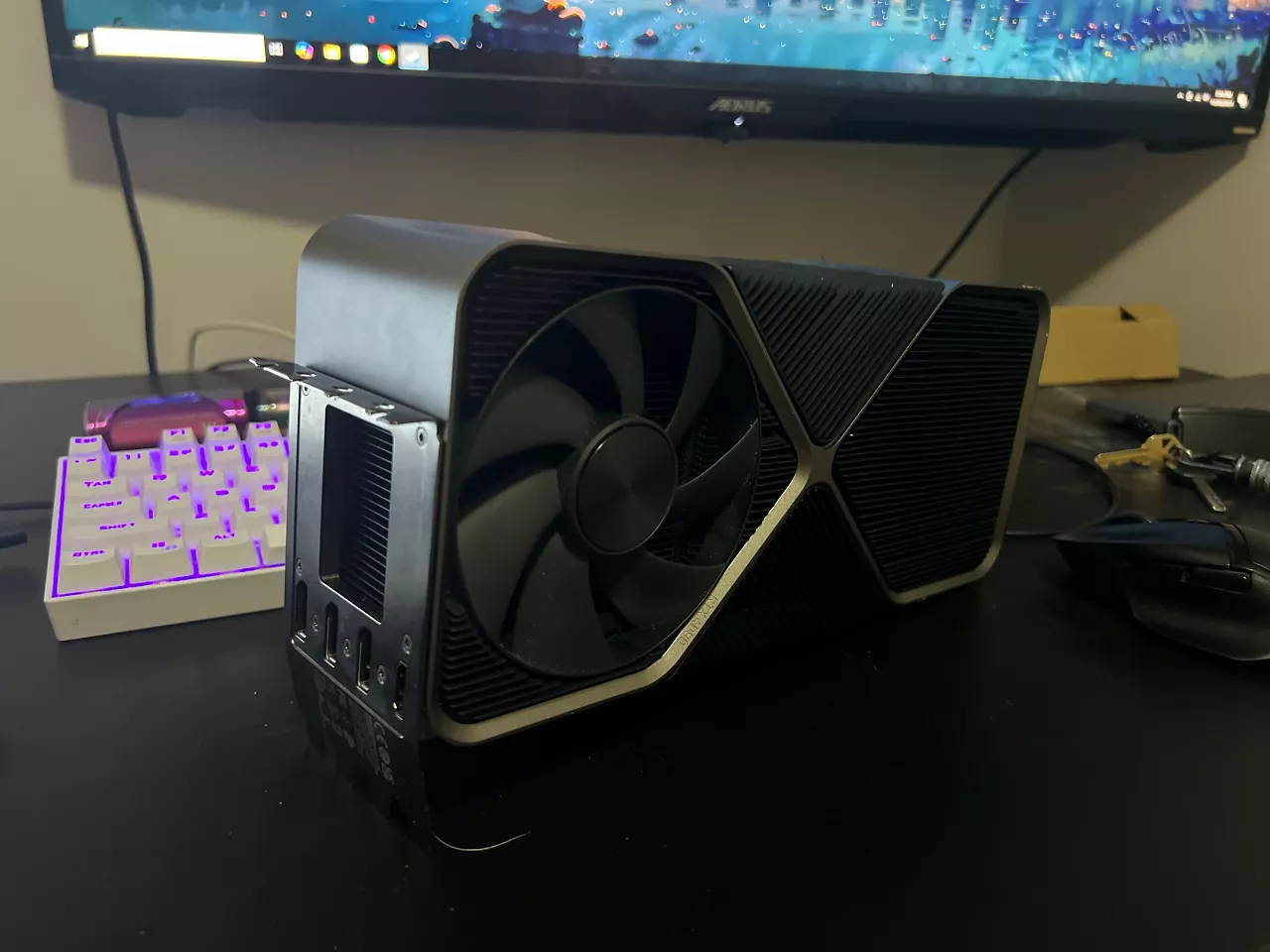 [26/11/2024] Geforce RTX 4090: Vermeintlicher Ti-Prototyp auseinander genommen