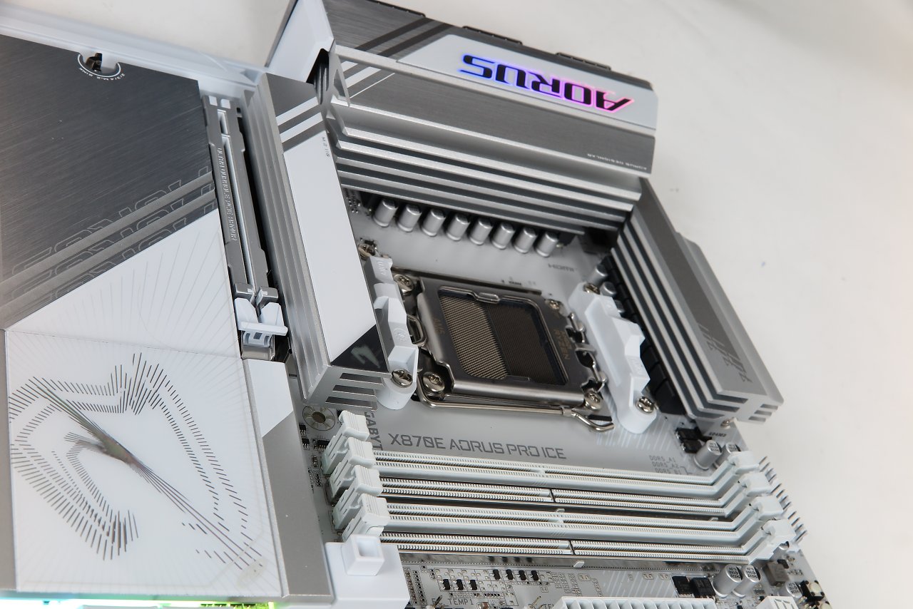 [07/11/2024] Der Ryzen 9 9800X3D braucht zwingend ein Mainboard mit Sockel AM5 – irgendeines. Es muss kein X870 sein, wir raten sogar tendenziell ab.