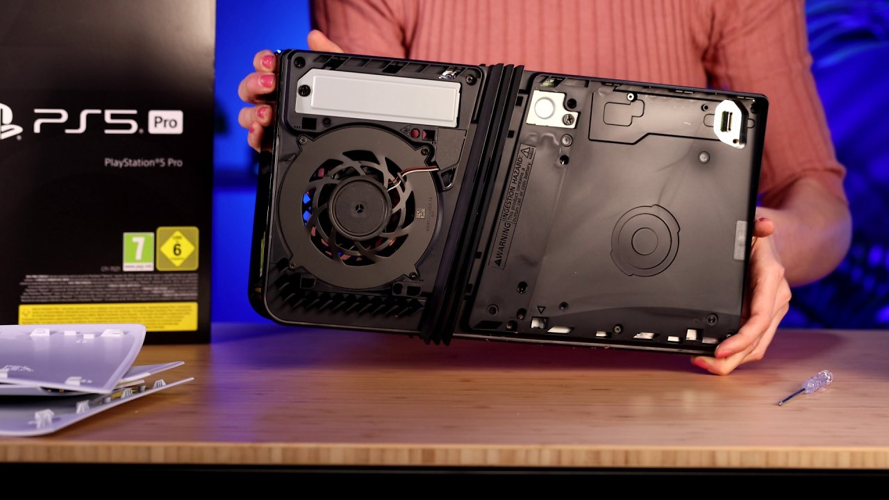 [05/11/2024] Um eine M.2-SSD (links oben in der Ecke) oder das optionale Laufwerk (rechte Seite) an der PS5 Pro zu montieren, müssen die Platten abgenommen werden. Darunter verbergen sich die Slots für weitere Hardware.