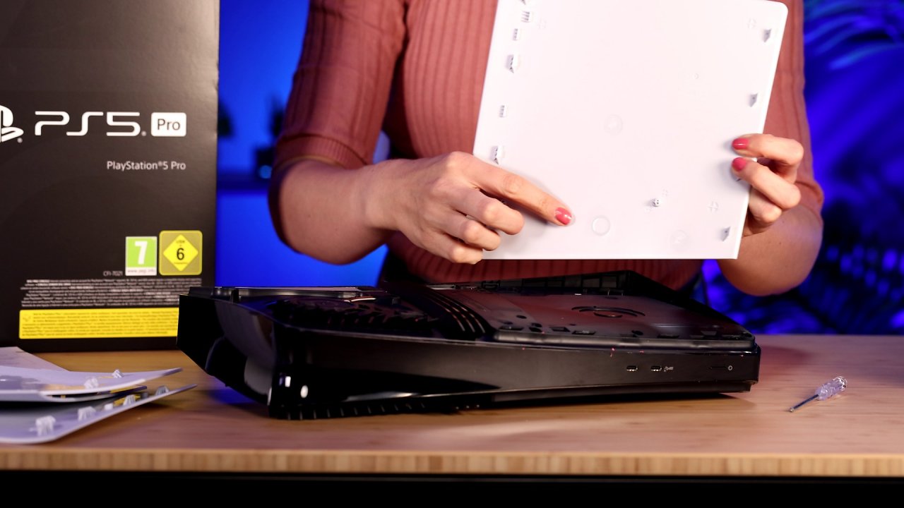 [05/11/2024] Mit einem Ruck von vorne und etwas Fingerspitzengefühl können die Abdeckungen der PS5 Pro abgenommen werden. Die Platten sind jeweils mit einem (Controller)-Positions-Symbol wie X oder O markiert.