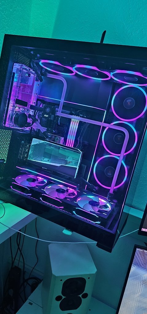 [06/12/2024] Sgtbull: Hier mal meine Kreation in einem Phanteks nv 9...X670e Board64 GB ddr54070ti7900x3d2x 420er radiatorAlphacool distroplateBE queit 140 light wings 6xPhanteks 140 mm invertet/reverse (1)