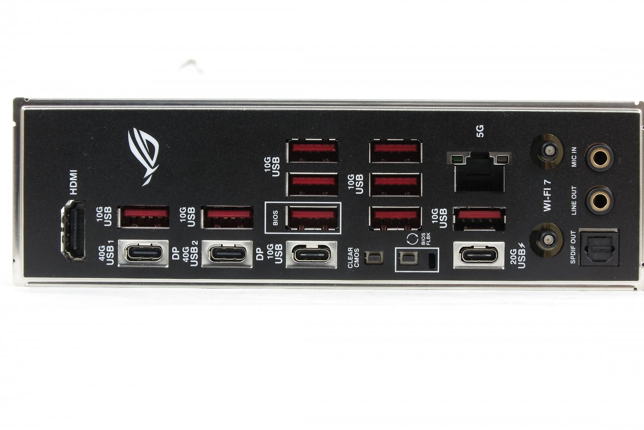 [16/12/2024] Der Stolz AMDs: Jedes X870(E)-Mainboard hat zwei USB4-Ports. Das Strix 870E-E zusätzlich noch je einen USB-3.2- und -3.1-Typ-C und unzählige -3.1-Typ-A, die alle frei von den USB4-Problemchen der AMS4242-Anschlüsse sind.