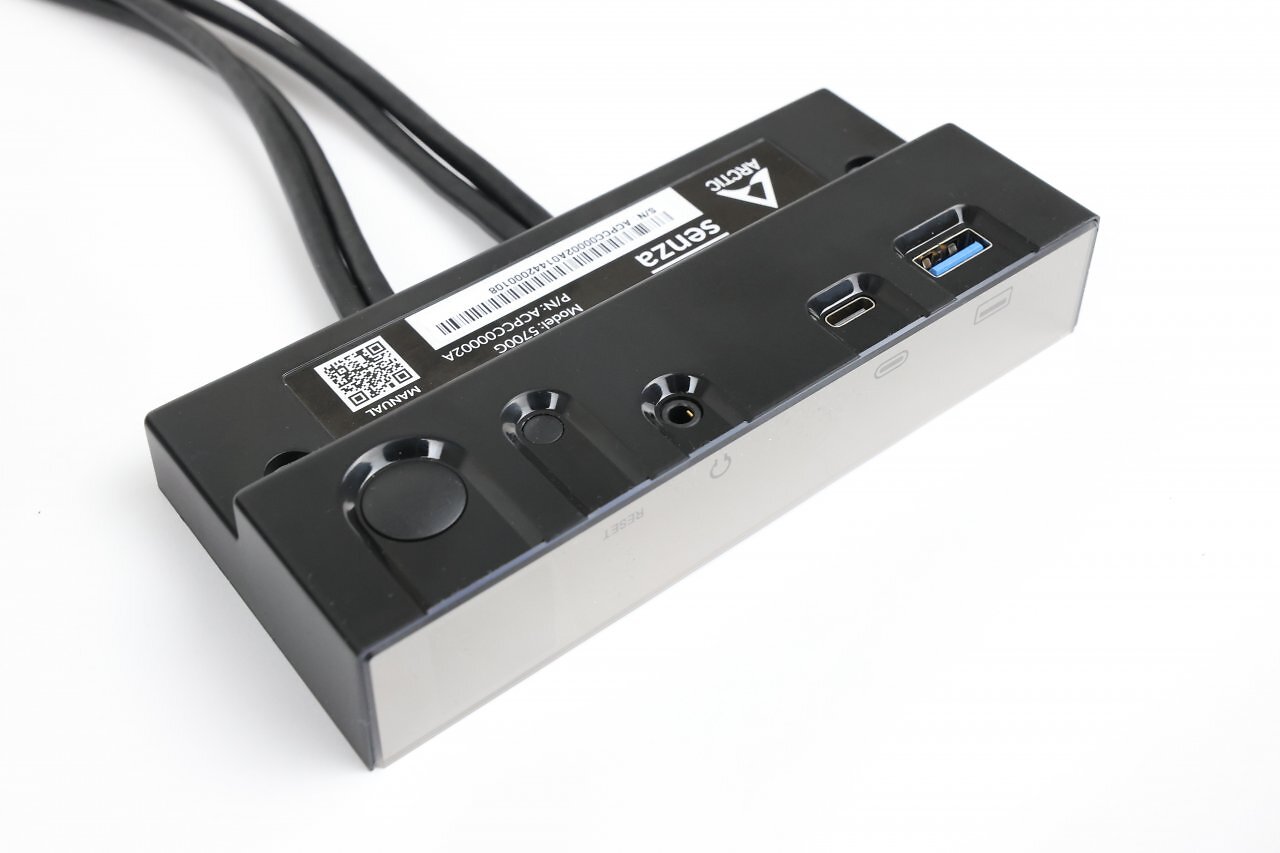 [03/12/2024] Die Front-IO verfügt neben An- und Reset-Schalter über USB-A, USB-C und eine 3,5 mm Kombi-Klinke.