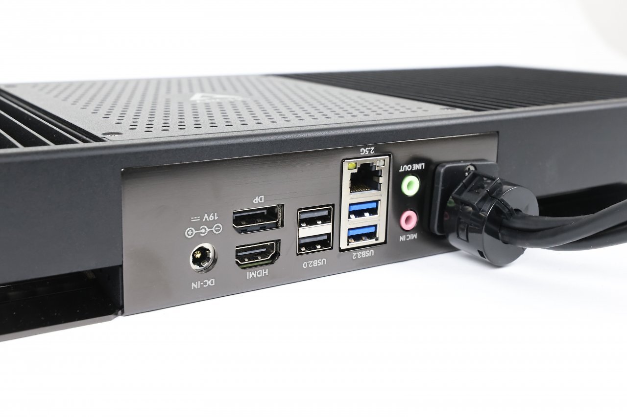 [03/12/2024] Spartanisch, aber funktional: HDMI, Displayport, LAN, vier USB-A-Anschlüsse sowie Audio in und out.
