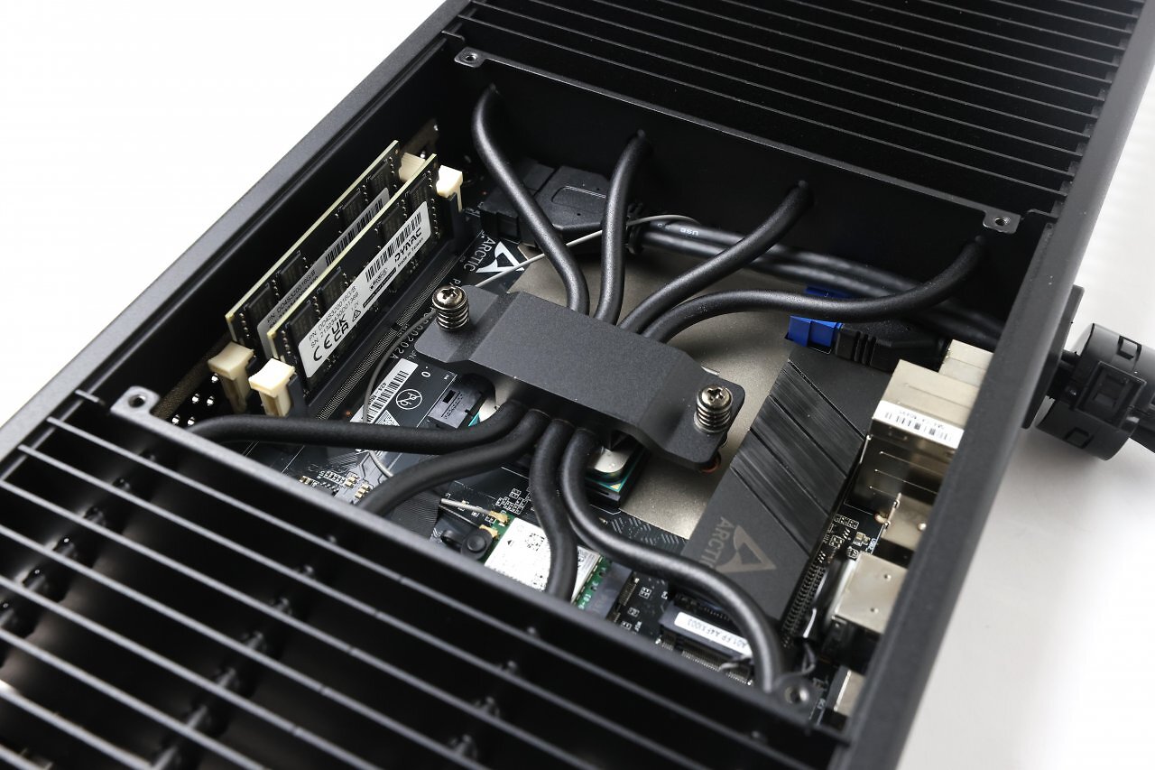 [03/12/2024] Sehr kompakt und aufgeräumt: das Innenleben des Senza. Vier Heatpipes führen die Hitze der CPU ab, die SODIMM-Slots lassen einen Tausch des Arbeitsspeichers zu, und ein Passiv-Kühlkörper kümmert sich um das Wohlbefinden der SSD.