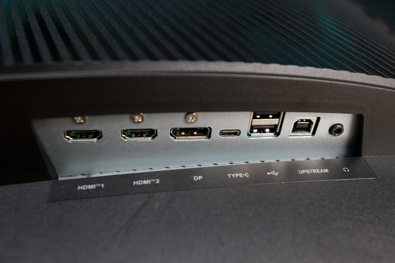 [15/12/2024] Bei den Anschlüssen bietet der MPG 491CQP Gewohntes. Sowohl HDMI 2.1 als auch Displayport 1.4 bieten ausreichend Bandbreite für volle DQHD-Auflösung bei 144 Hz und HDR10, ohne dass der Einsatz einer Bildkompression wie DSC nötig ist.