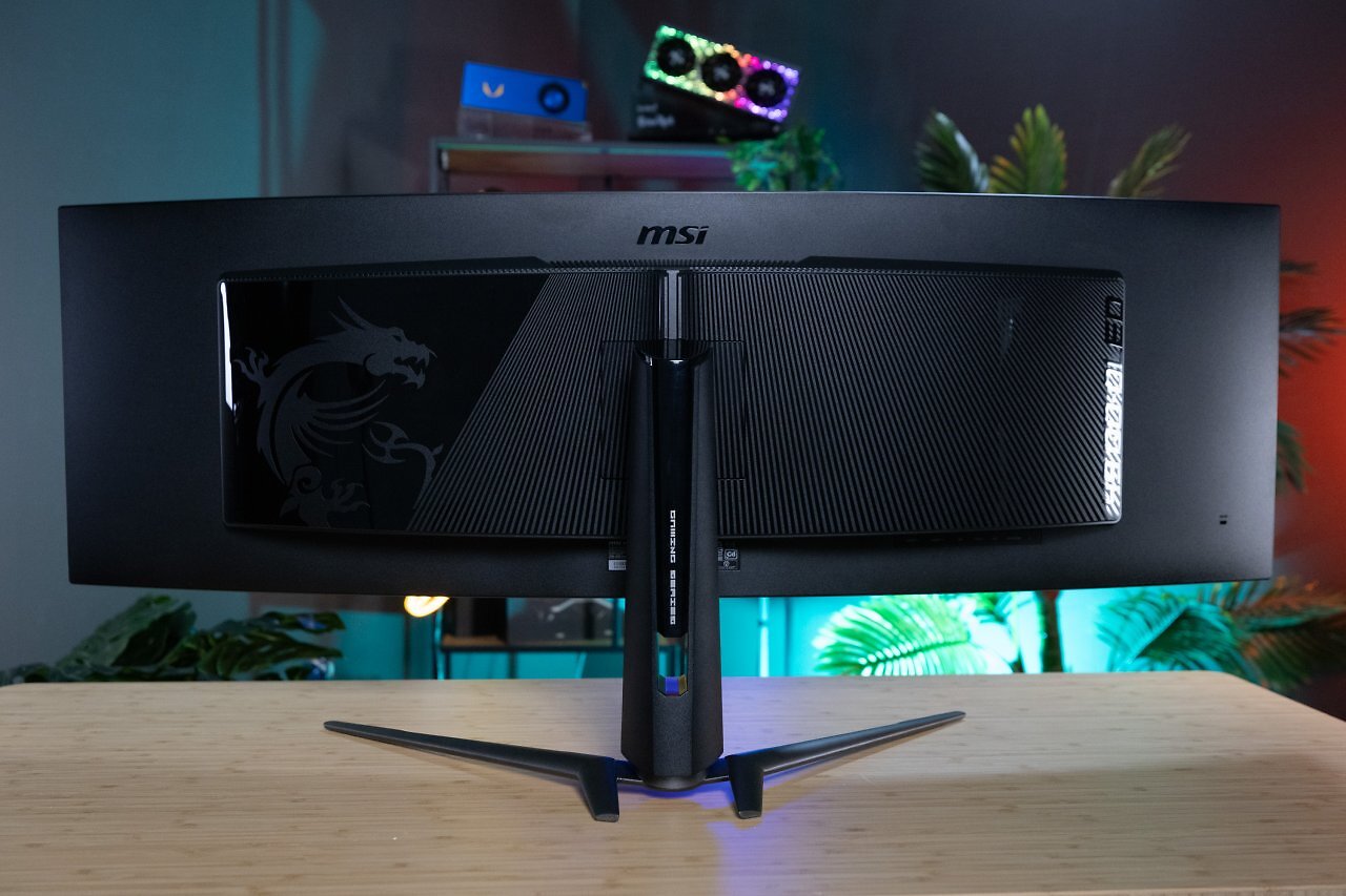 [15/12/2024] Der MPG 491CQP kommt in schlichtem Mattschwarz und ohne bunte RGB-Beleuchtung. Ein wenig Zierde leistet sich der ultrabreite MSI-Monitor mit dem MSI-Drachen an der Rückseite. Der Monitorständer ist ebenfalls ein gewisser Blickfang.