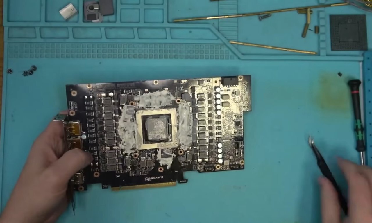 [02/12/2024] Eine amateurhafte Mod führte fast zum Totalausfall einer RTX 4090 - der YouTuber NorthWestRepair konnte die GPU aber in einem interessanten Reparaturprozess noch retten.