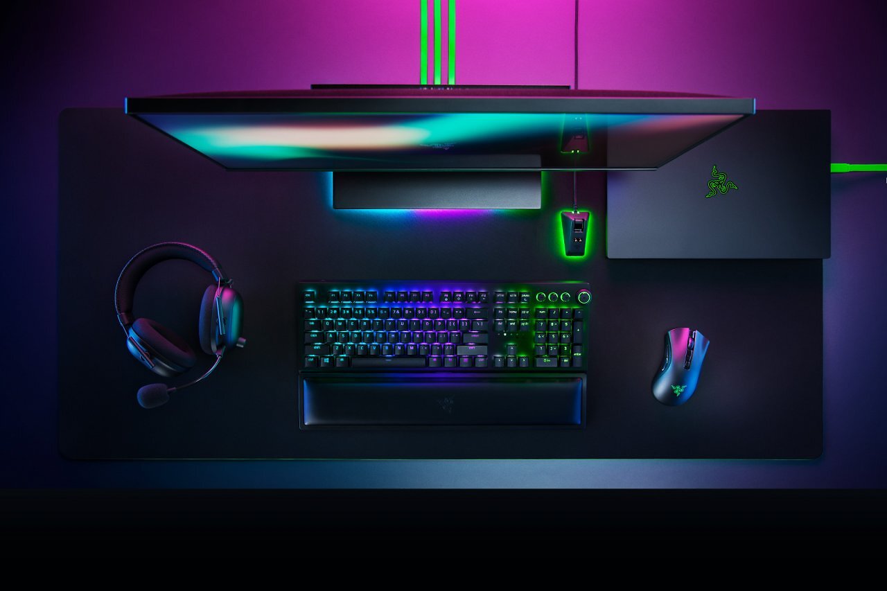 EIn Gaming-Schreibtisch mit ausgewählten Produkten von Razer.