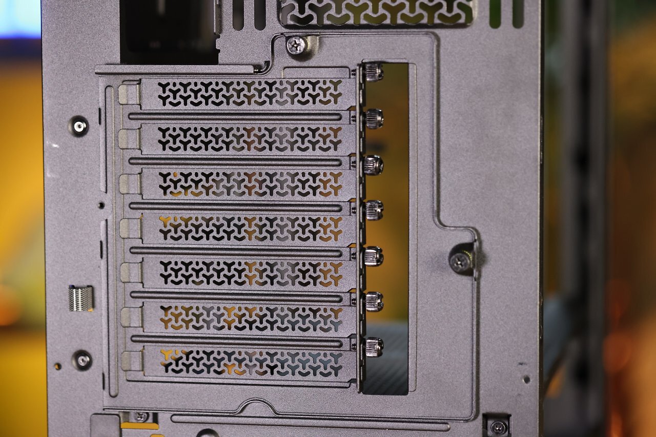 [09/01/2025] Übliche Orientierung der PCI-E-Slotblenden beim Corsair Frame 4000D.