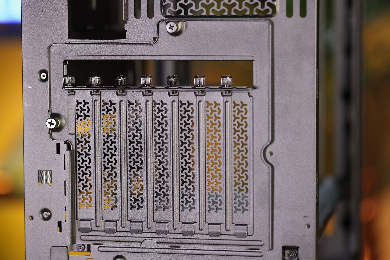 [09/01/2025] Gedrehte Orientierung der PCI-E-Slotblenden beim Corsair Frame 4000D für vertikale GPU-Systeme.