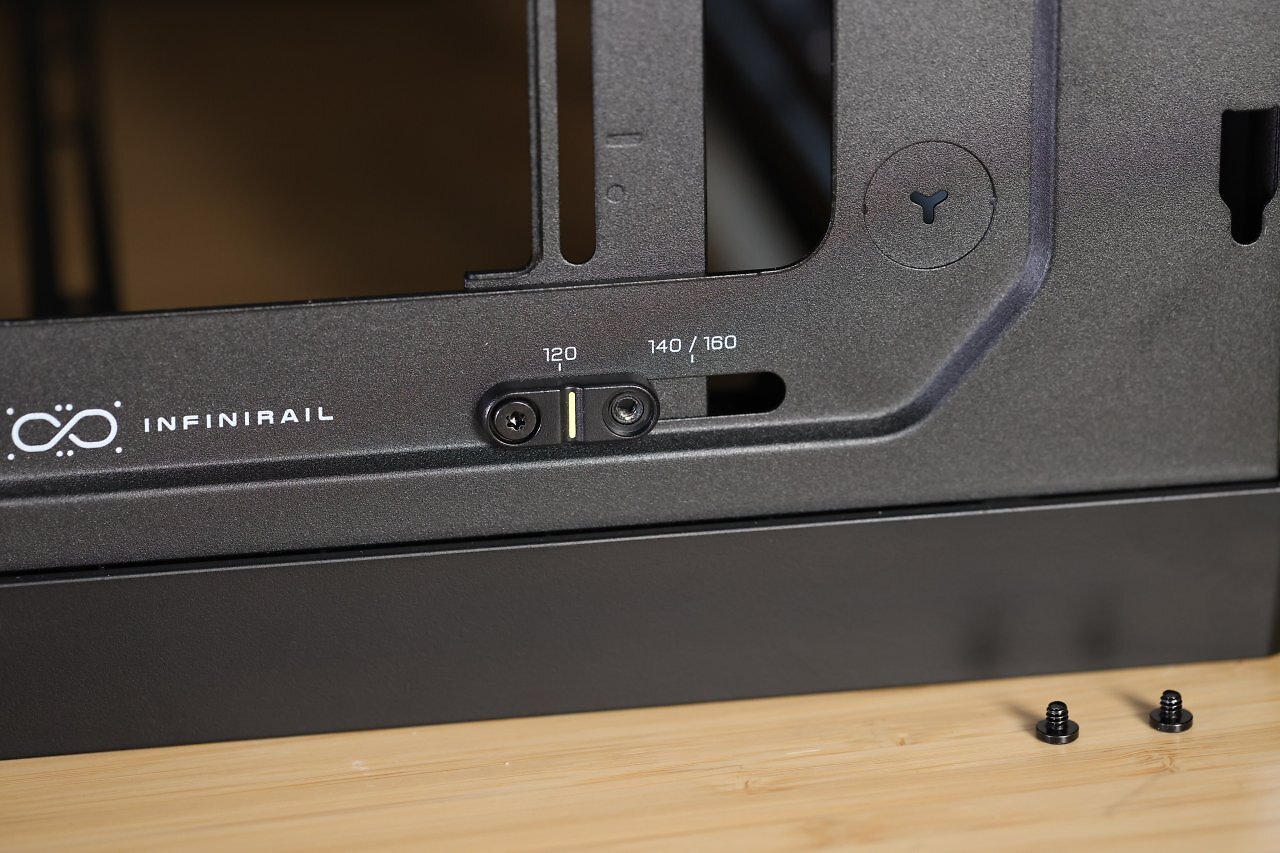 [09/01/2025] Infinirail-System des Corsair Frame 4000D (Oberseite) mit Strichindikator bei 120 mm.