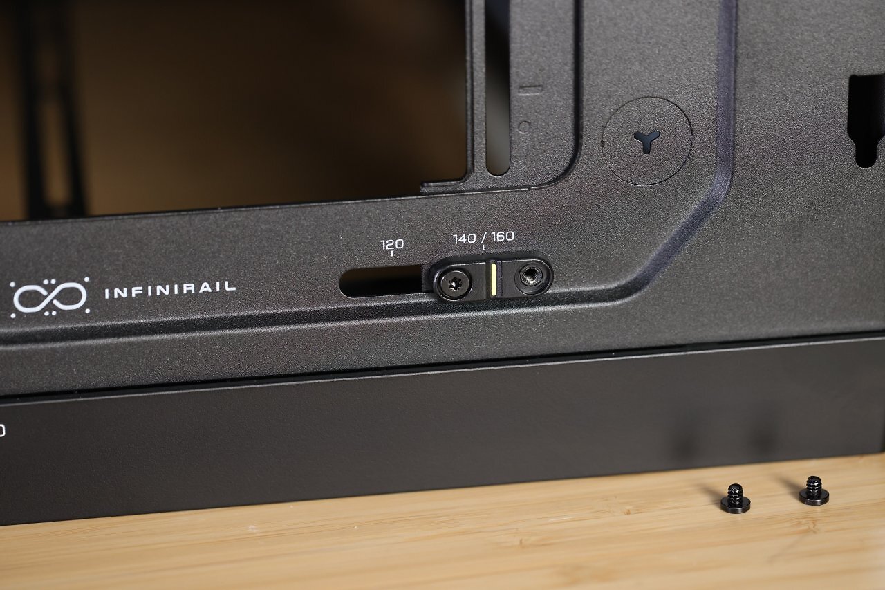 [09/01/2025] Infinirail-System des Corsair Frame 4000D (Oberseite) mit Strichindikator bei 140/160 mm (je nach Nutzung der Klammern).