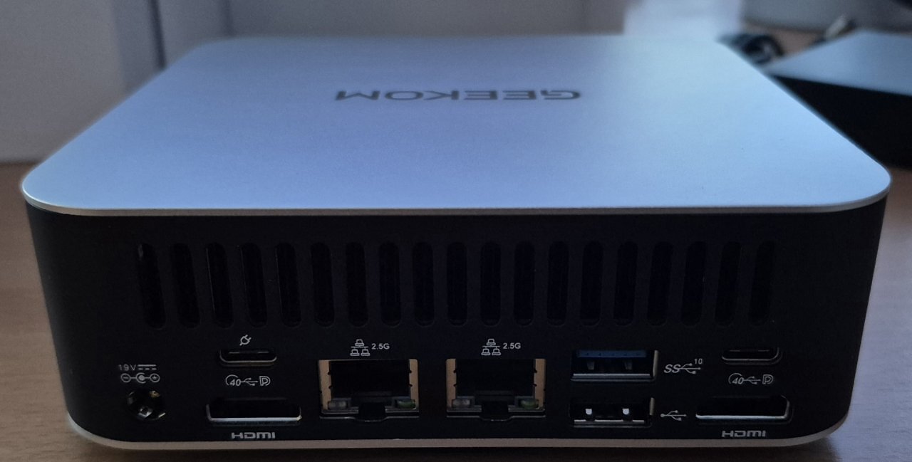 [22/01/2025] Anschlüsse hinten beim Geekom A8Max. 2x 2,5-Gbit-LAN, 2x USB4-40 Gbps, 2x HDMI 2.0, 1x USB 3.2, 1x USB 2.0 und 1x Stromanschluss