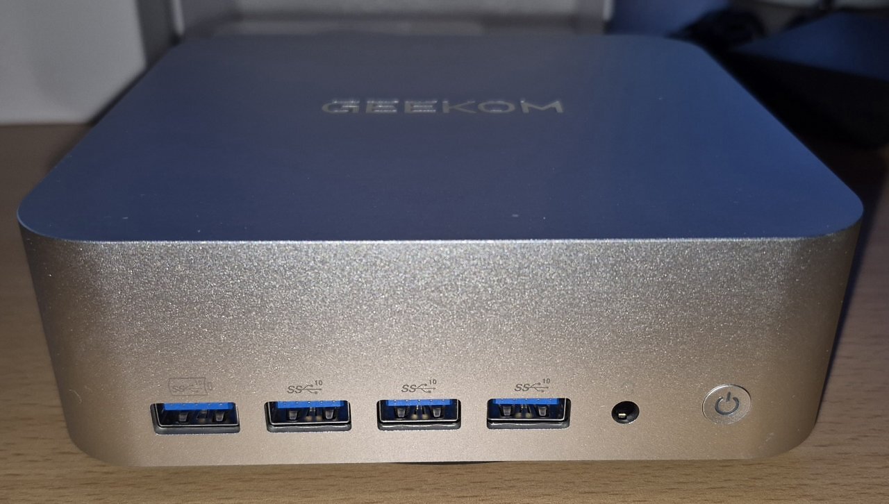 [22/01/2025] Geekom A8Max auf der Vorderseite mit 4x USB 3.2, davon 1x als Ladeanschluss.