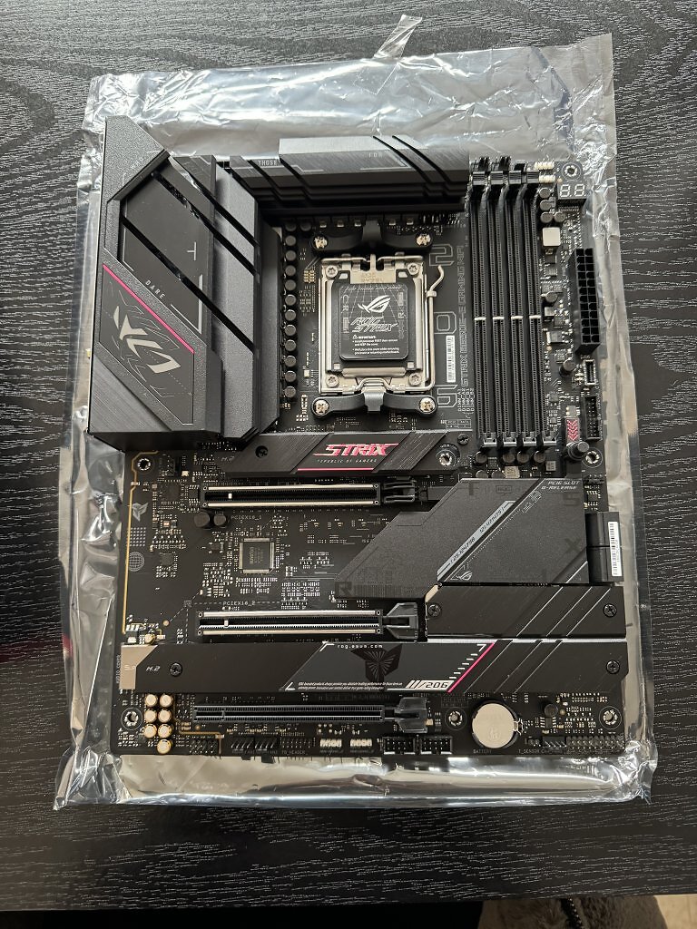 [16/01/2025] Ccey: Hier mein Mainboard Karussell, bis ich dann beim Asus geblieben bin ^^Jeweils :Asus Rog Strix B650e-EGigabyte Z790 Gaming X AXMSI MPG B650 Edge Wifi (1)