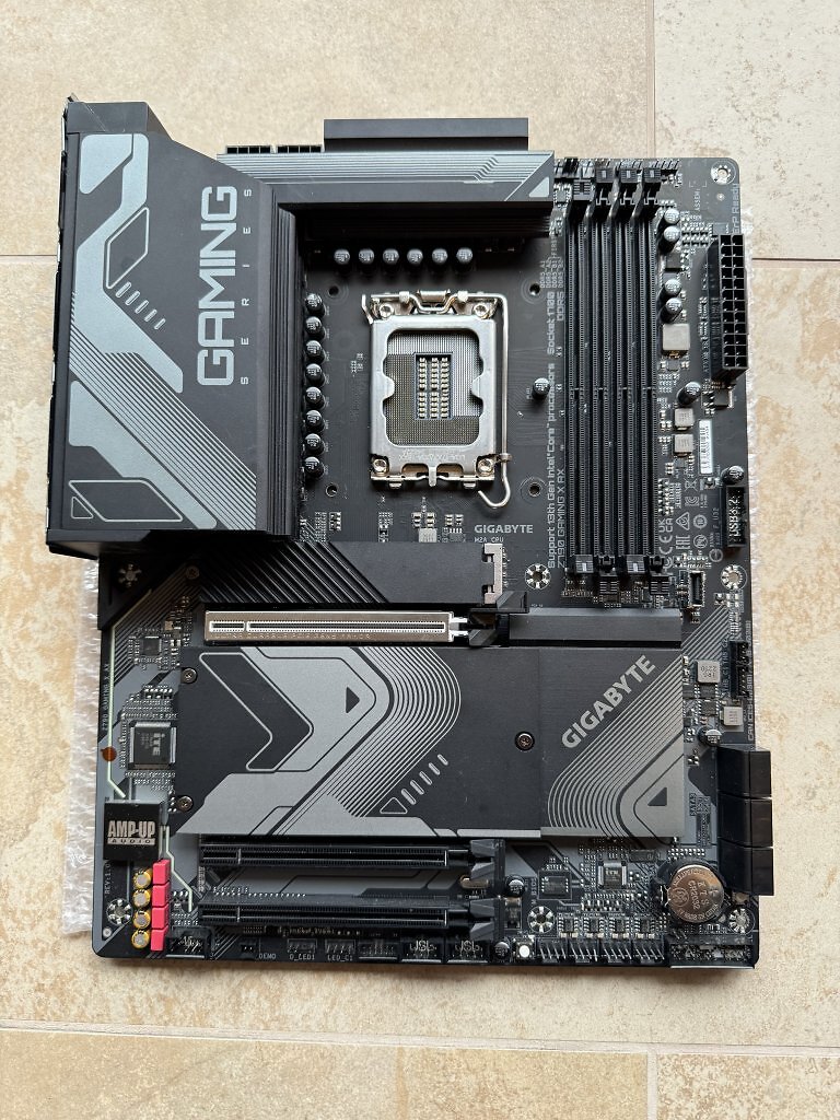 [16/01/2025] Ccey: Hier mein Mainboard Karussell, bis ich dann beim Asus geblieben bin ^^Jeweils :Asus Rog Strix B650e-EGigabyte Z790 Gaming X AXMSI MPG B650 Edge Wifi (2)
