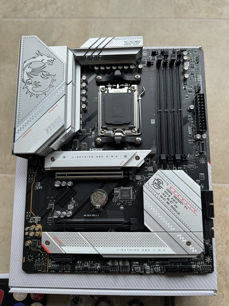 [16/01/2025] Ccey: Hier mein Mainboard Karussell, bis ich dann beim Asus geblieben bin ^^Jeweils :Asus Rog Strix B650e-EGigabyte Z790 Gaming X AXMSI MPG B650 Edge Wifi (3)