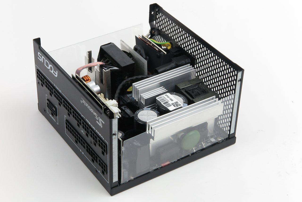 [23/01/2025] Um es konkret zu machen: Mit einem Core i9-14900KS, der unlimitiert auch in Spielen auf üppige 200 Watt kommen kann, empfiehlt sich mit der RTX 5090 in der Tat ein Netzteil mit 1.000 Watt. Unter Last kämen CPU und GPU allein schon auf über 750 Watt, dazu kommen noch Arbeitsspeicher, Mainboard, SSDs und Co.