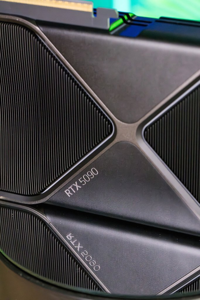[21/01/2025] 32 GiByte GDDR7-Speicher, 21.760 Shader-Rechenwerke und mehr als 100 Tera-FLOPS Rechenleistung: Nvidia Geforce RTX 5090 im Mega-Test (8)