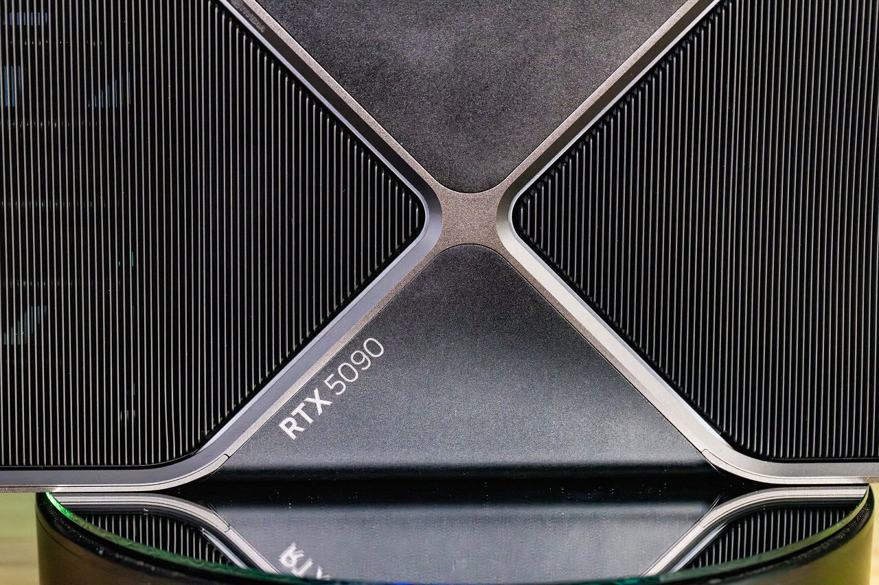 [21/01/2025] 32 GiByte GDDR7-Speicher, 21.760 Shader-Rechenwerke und mehr als 100 Tera-FLOPS Rechenleistung: Nvidia Geforce RTX 5090 im Mega-Test (9)