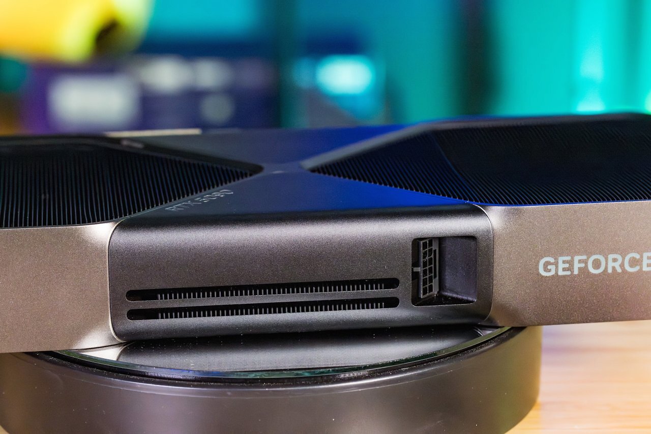 [21/01/2025] Geforce RTX 5090: Oberseite mit Strombuchse.