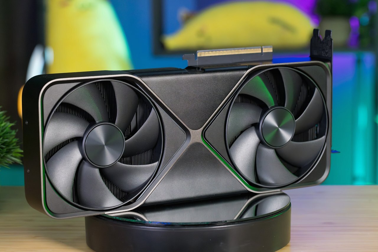 [21/01/2025] Von Nvidia werden stabilere Treiber und eine durchweg leichtere Handhabung erwartet. Die Mehrleistung, besonders offensichtlich in anspruchsvollsten Pathtracing-Szenarien, will allerdings auch bezahlt werden. Stets auffällig: Geforce-Grafikkarten sind im Schnitt etwas effizienter bei der Speichernutzung, bei besonders knapper VRAM-Kapazität von etwa 8 GiB hat es die Konkurrenz leichter. Sobald Speicher zu knapp wird, sind ruckeligere Frametimes das Ergebnis.
