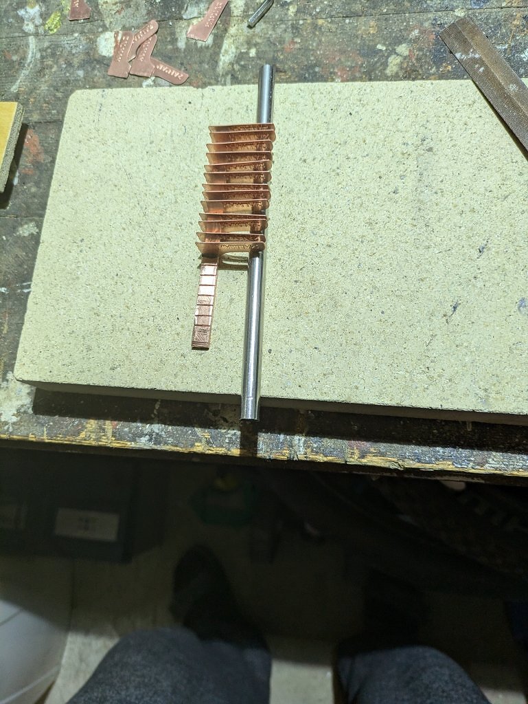 [02/01/2025] Ich musste eine 3 mm Kupferplatte mit einer Laubsäge zuschneiden. Sieht etwas grob aus, aber Laserschneiden war zu teuer. Habe mithilfe von Platinen-Fotos und Bildern von einem Kühler einer anderen PNY 4070 mit gleicher Platine eine CAD-Schablone gefertigt. Die VRMs werden von einem selbst gelöteten Kühler auf Temperatur gehalten (3 mm Kupferstreifen und die Lamellen hat ein alter Zalman CPU-Kühler gespendet). Jetzt ist sie wunderbar leise und durch bessere Wärmeleitpads auf dem Speicher sind die Temperaturen auch hervorragend. (2)