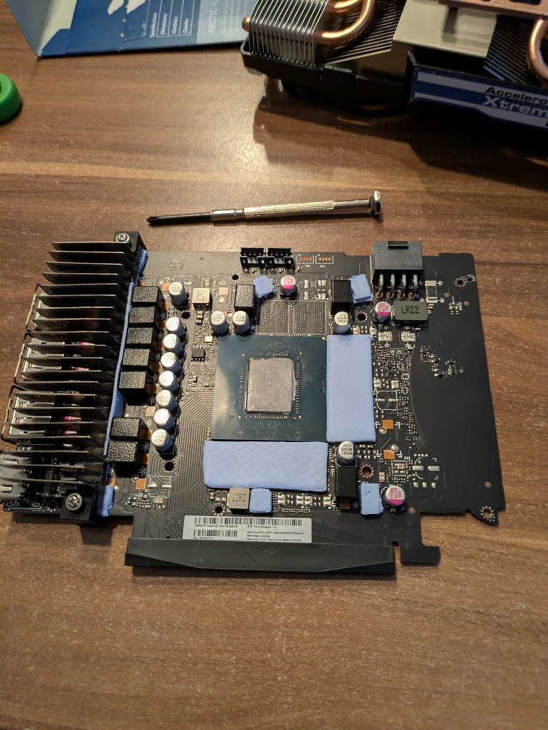 [02/01/2025] Ich musste eine 3 mm Kupferplatte mit einer Laubsäge zuschneiden. Sieht etwas grob aus, aber Laserschneiden war zu teuer. Habe mithilfe von Platinen-Fotos und Bildern von einem Kühler einer anderen PNY 4070 mit gleicher Platine eine CAD-Schablone gefertigt. Die VRMs werden von einem selbst gelöteten Kühler auf Temperatur gehalten (3 mm Kupferstreifen und die Lamellen hat ein alter Zalman CPU-Kühler gespendet). Jetzt ist sie wunderbar leise und durch bessere Wärmeleitpads auf dem Speicher sind die Temperaturen auch hervorragend. (5)