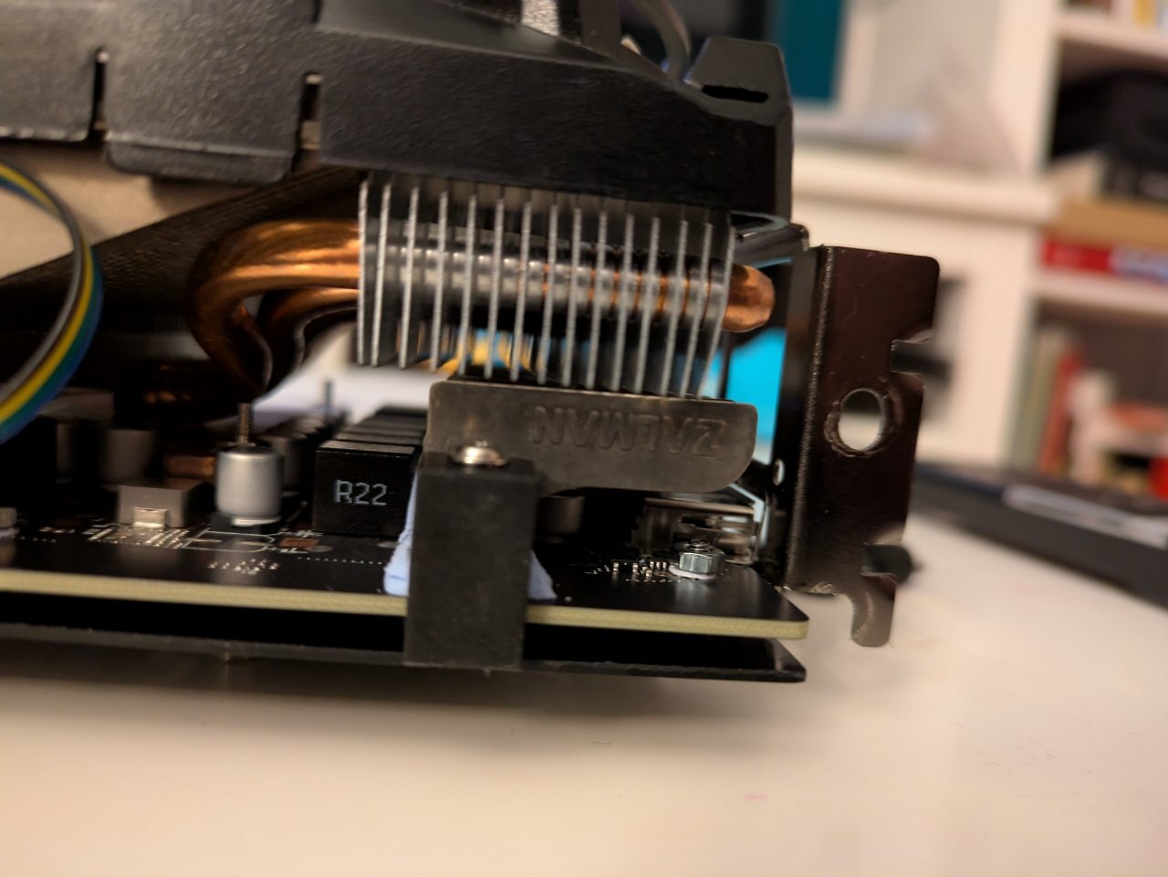 [02/01/2025] Ich musste eine 3 mm Kupferplatte mit einer Laubsäge zuschneiden. Sieht etwas grob aus, aber Laserschneiden war zu teuer. Habe mithilfe von Platinen-Fotos und Bildern von einem Kühler einer anderen PNY 4070 mit gleicher Platine eine CAD-Schablone gefertigt. Die VRMs werden von einem selbst gelöteten Kühler auf Temperatur gehalten (3 mm Kupferstreifen und die Lamellen hat ein alter Zalman CPU-Kühler gespendet). Jetzt ist sie wunderbar leise und durch bessere Wärmeleitpads auf dem Speicher sind die Temperaturen auch hervorragend. (9)