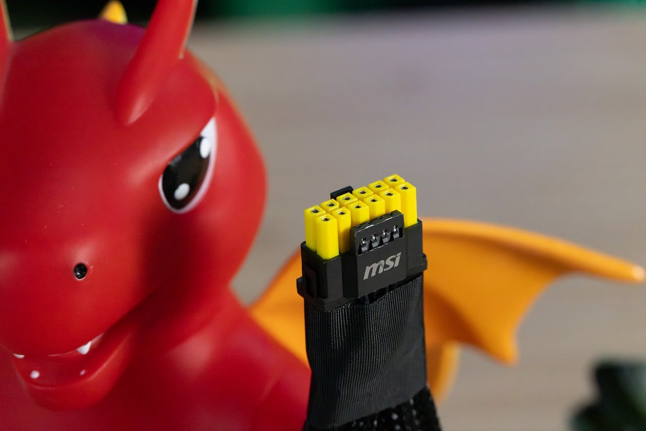 [23/01/2025] Die beigelegten Adapter der Custom-Modelle (wie hier bei der Geforce RTX 5090 Suprim von MSI) können anders aussehen als die der Founders Edition. Im Falle von MSI sind die Adapter mit einer sinnvollen gelben Markierung ausgestattet, mit der sichtbarer wird, wenn der Stecker nicht ordnungsgemäß bis zum Anschlag an der Buchse angeschlossen ist.