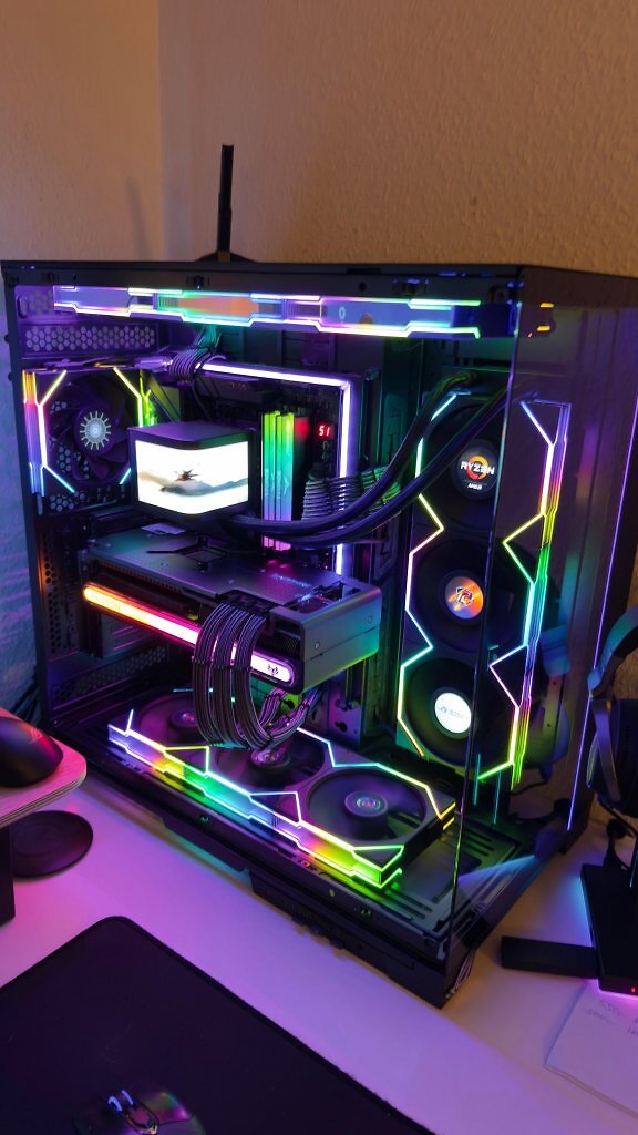 [02/01/2025] PC-Steckbrief von - ObiwanPC Name: Ryzen Panorama&nbsp;CPU: AMD Ryzen 7 9800X3DMainboard: ASRock X870E Nova WIFIGrafikkarte: Sapphire NITRO+ AMD Radeon RX 7900XTXRAM: Teamgroup T-Force Xtreem ARGBGehäuse: Lian Li O11 Evo XLNetzteil: ASUS ROG Thor 1000P2 PlatinumKühlung (Wakü): TRYX Panorama 360 ARGBSound: Creative SoundBlasterX KatanaZuletzt wesentlich verändert: MB, CPU, AiO, RAM (3)