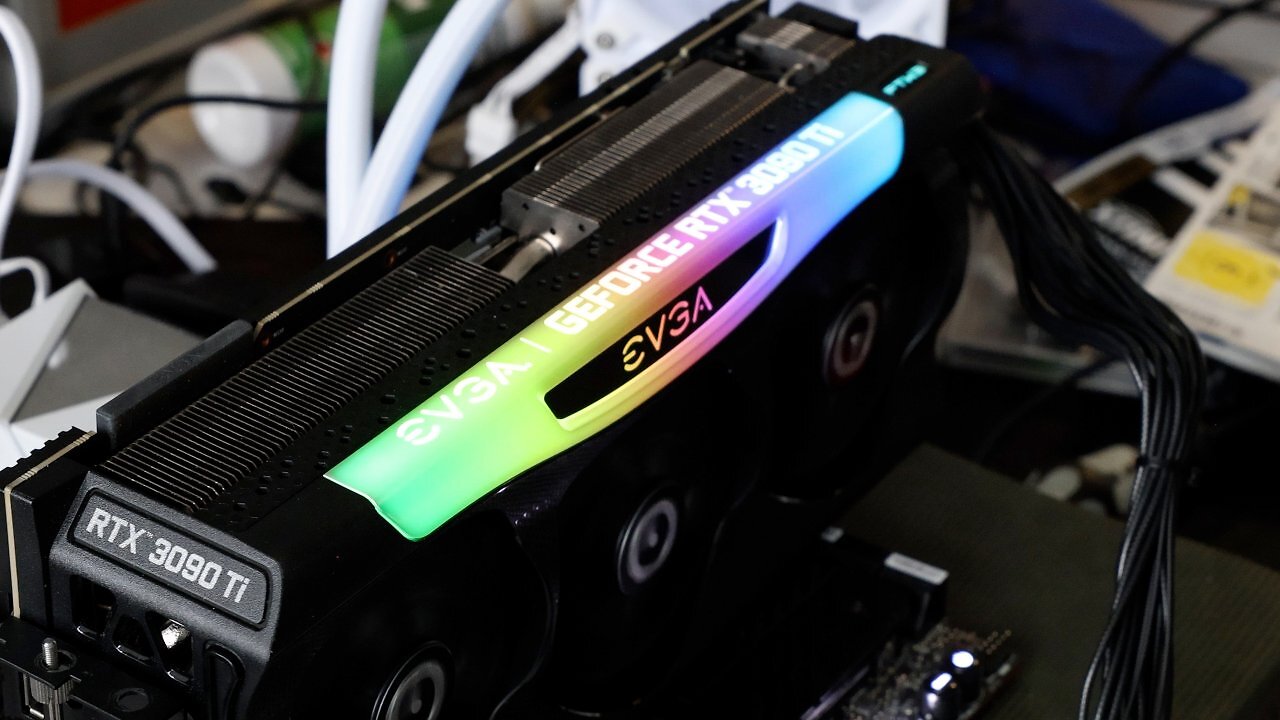 [13/02/2025] Die EVGA lebt, zumindest mit ordnungsgemäßem Anschluss bootet die Karte ohne Probleme.