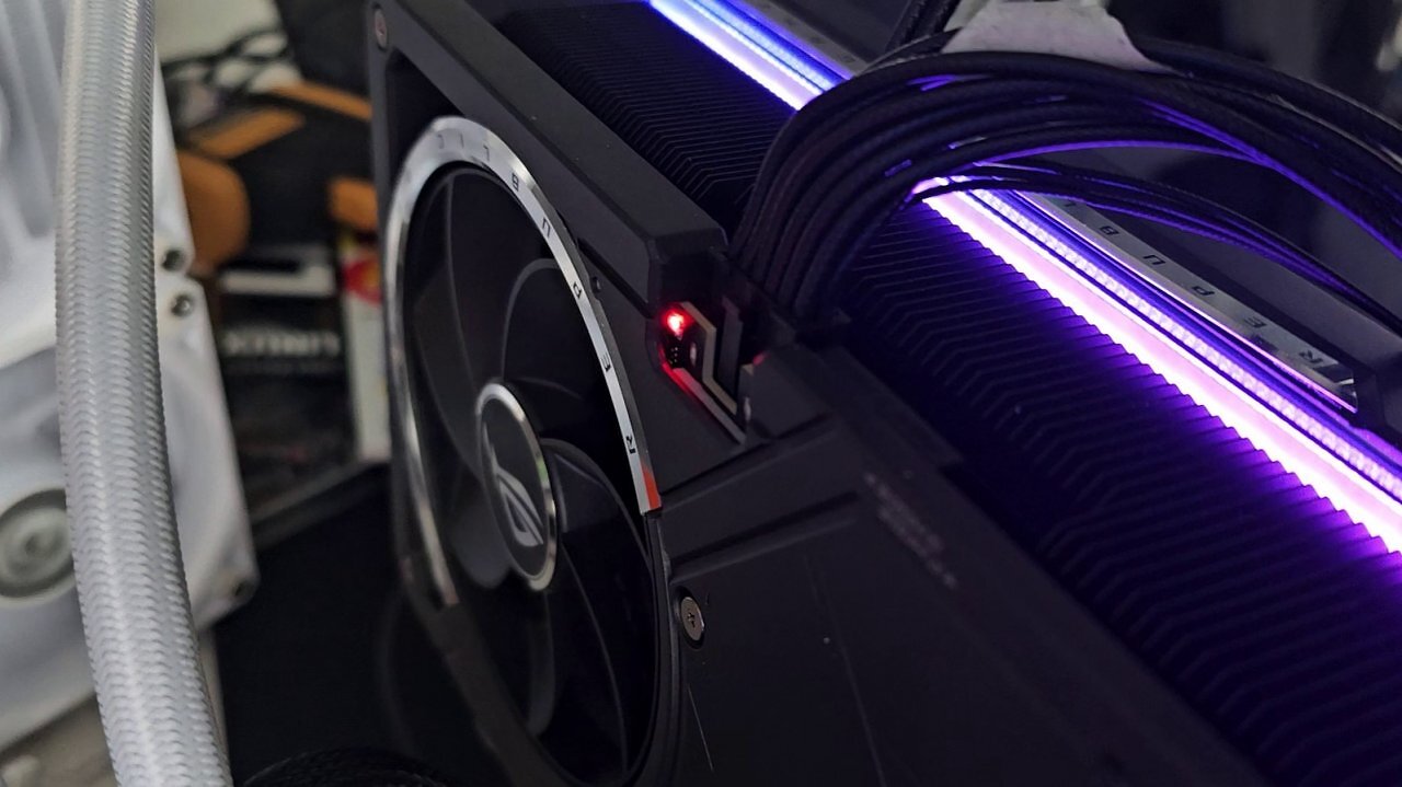[13/02/2025] Fehlen 12-Volt-Leitungen, blinkt eine rote LED über dem 12V-2×6-Anschluss der Asus ROG Astral. Sonst wird die Karte in keinster Weise eingeschränkt. Durch die Shunt-Widerstände wären mehr als genug Daten vorhanden.