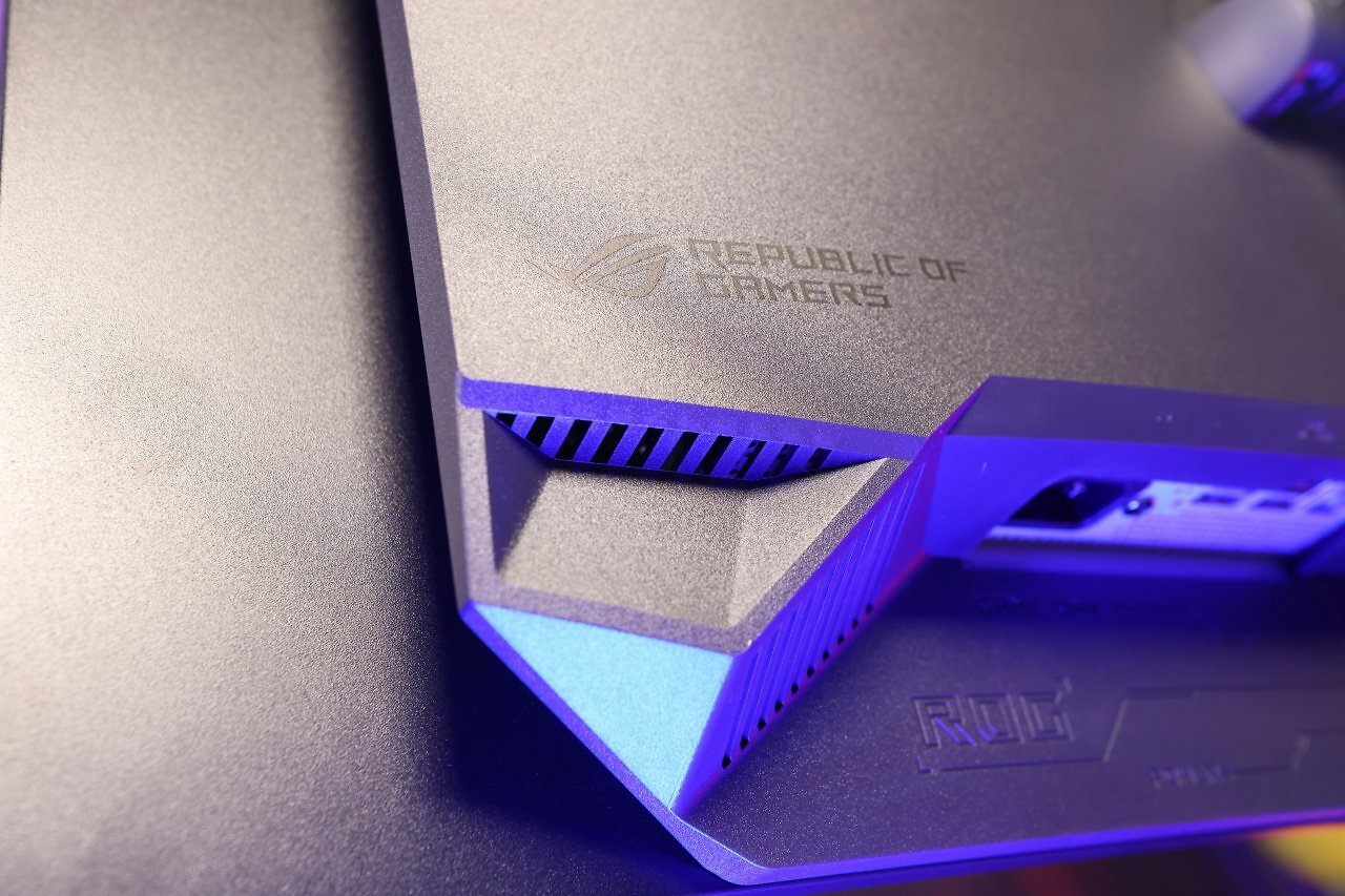 [14/02/2025] Der Asus ROG Swift OLED PG27UCDM kommt nicht nur mit Support für das am PC eher selten anzutreffende Dolby Vision, sondern verbaut außerdem zwei kleine Stereo-Lautsprecher sowie Support für VRR via Adaptive Sync. Im Grunde können Sie den Monitor also auch als TV-Ersatz zum Filmeschauen oder hochfrequenten Konsolenspielen nutzen.