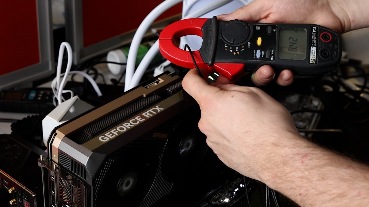 [13/02/2025] Die Ampere-Verteilung über die 12-Volt-Adern der 12+4-Pol-Verbindung halten wir einzeln über eine Amperezange unter Last der Grafikkarte fest. Ohne getrennte Shunt-Widerstände (Messpunkte) können Karten wie die RTX 5090 und 4090 kein Ungleichgewicht der einzelnen Adern ausmachen. Bei getrennten Leitungen oder schlechtem Kontakt läuft mehr über einzelne Adern als vorgesehen.