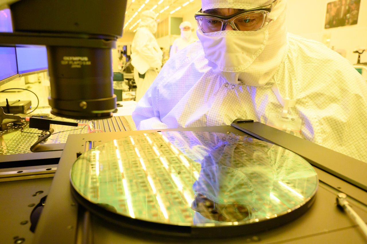 [19/02/2025] Intel 18A ist unterwegs: Früher als geplant läuft die Produktion der neuen Wafer in der Halbleiterfabrik in Arizona an.